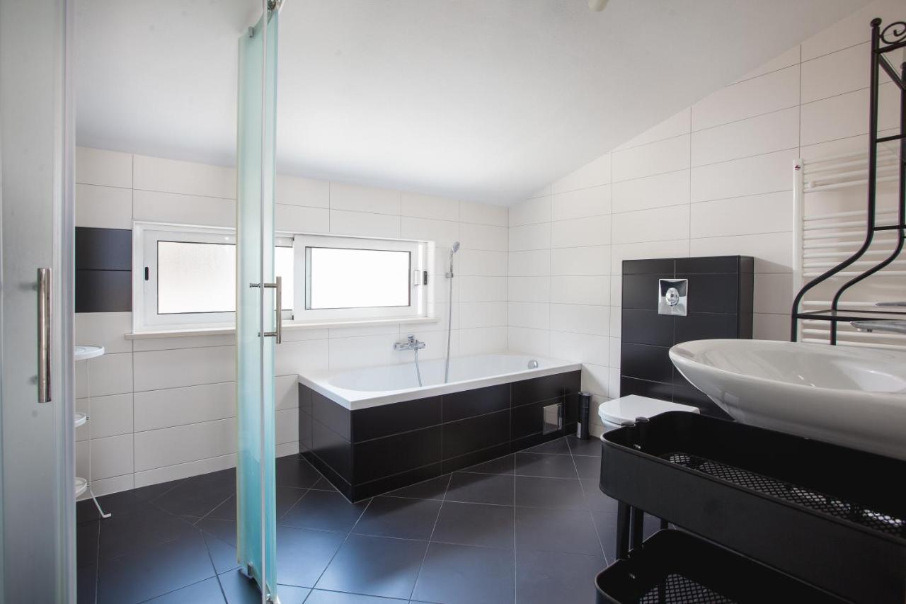 Apartments Leut 80M From The Sea ポドゥゴラ 部屋 写真